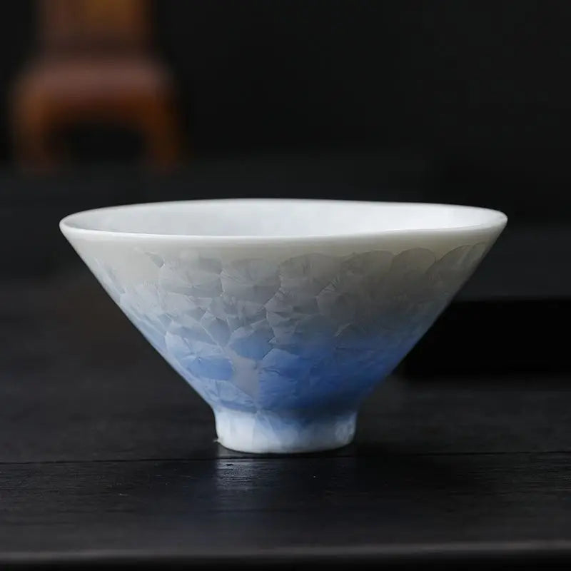 Tasse à thé conique basse à glaçure cristalline bleue et blanche
