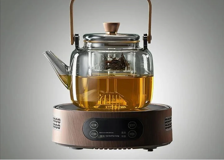 Théière en verre avec infuseur intégré sur fond clair