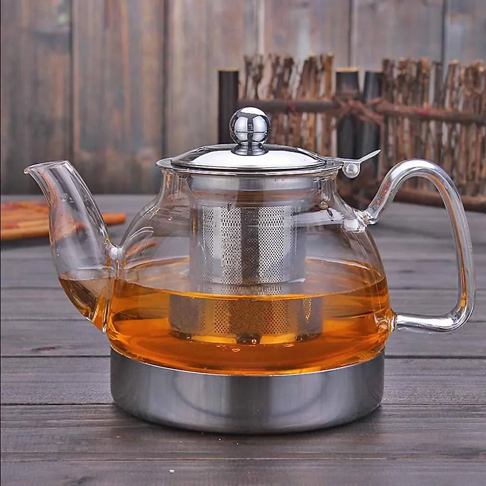 Théière en verre borosilicate remplie de thé infusé