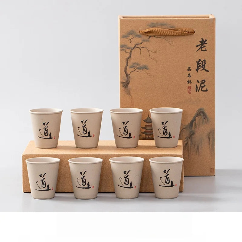 Les huit tasses à thé alignées devant leur coffret cadeau kraft