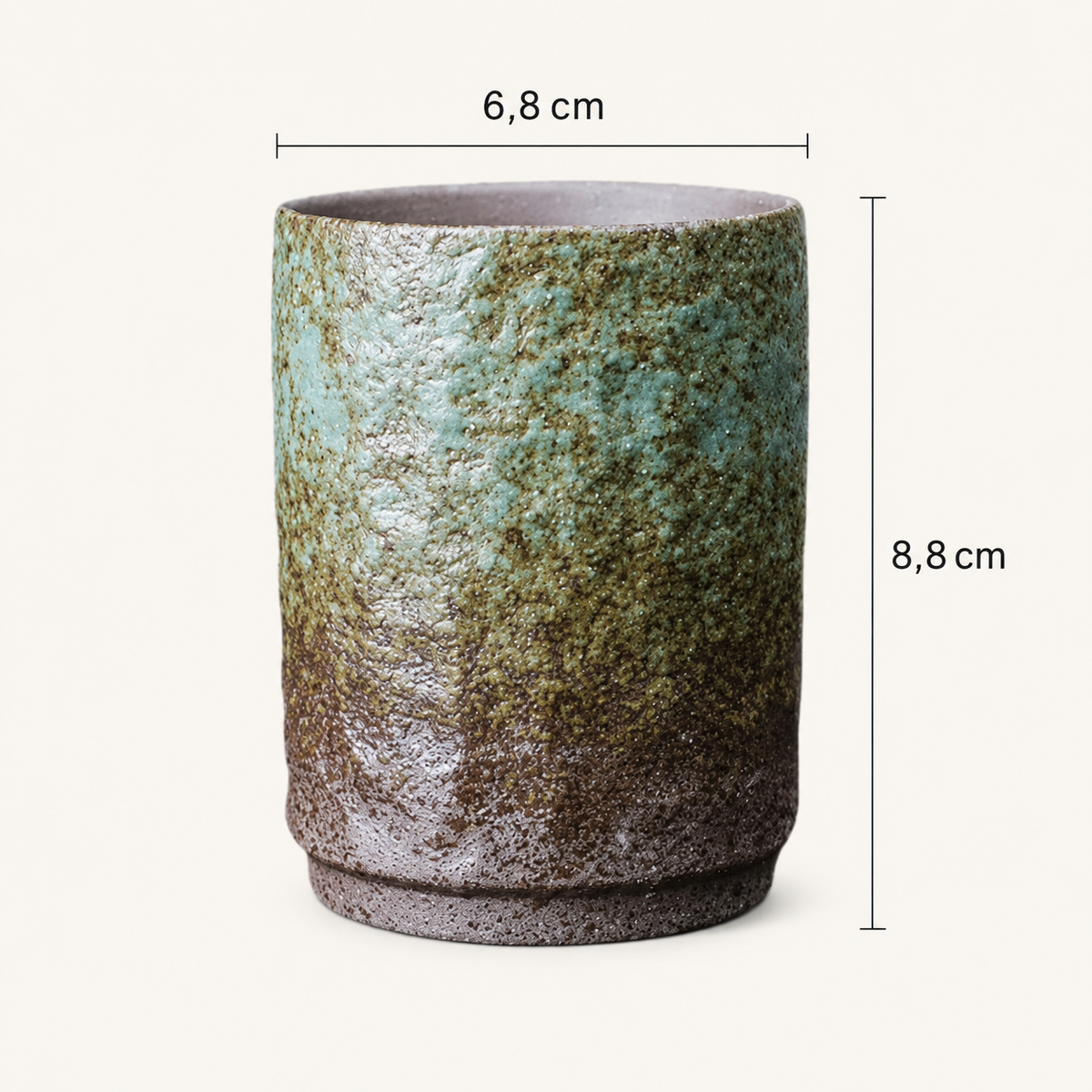 Schéma des dimensions de la tasse en grès : 6,8 cm de large sur 8,8 cm de haut