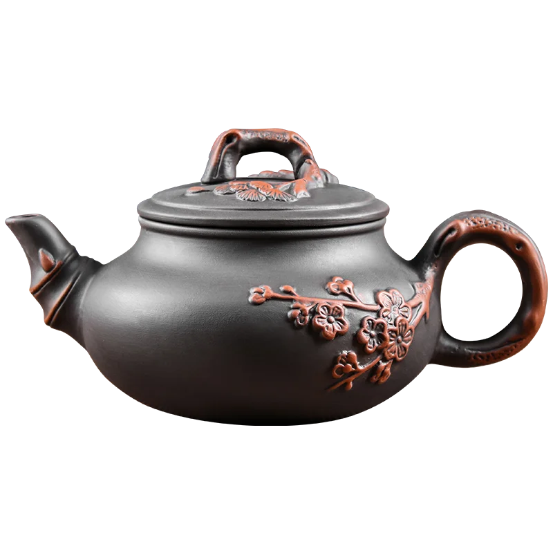 Théière céramique avec décor sculpté sur table