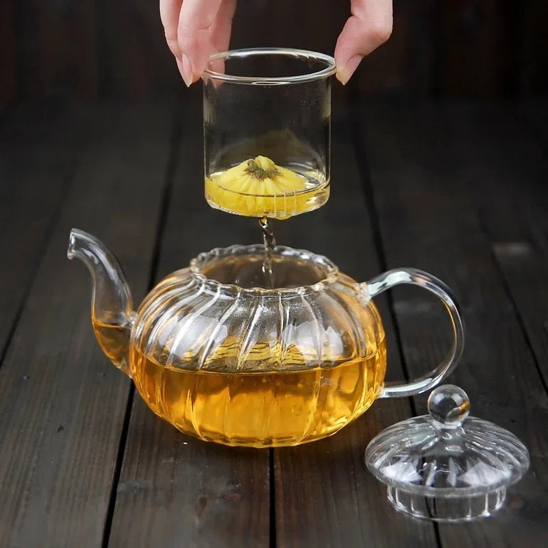 Théière en verre borosilicate transparente 600ml posée sur table