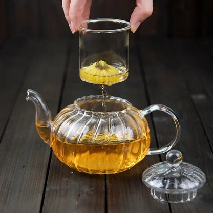 Théière en verre borosilicate transparente 600ml posée sur table