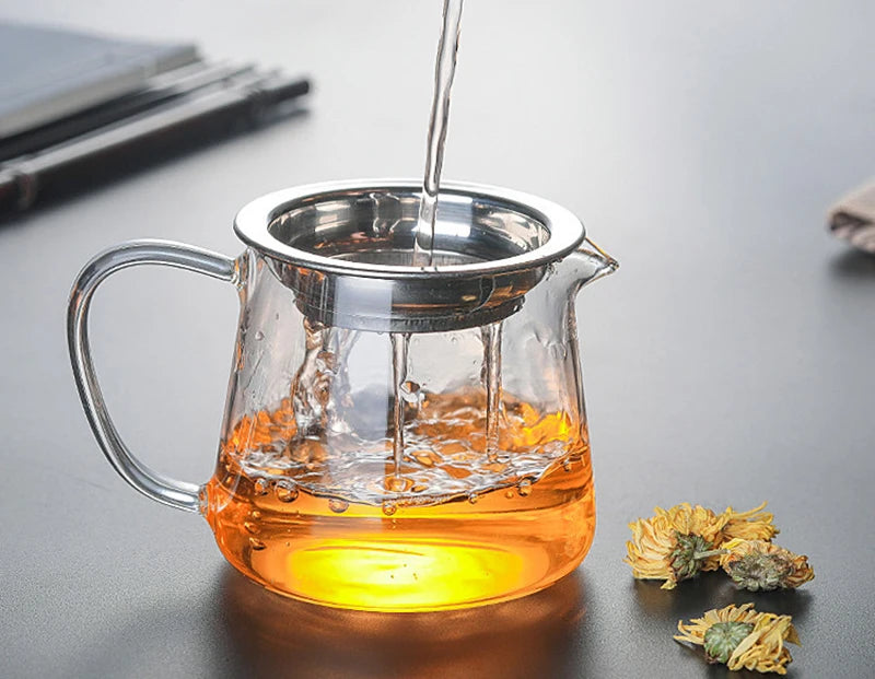 Détail du filtre inox intégré au col de la théière en verre