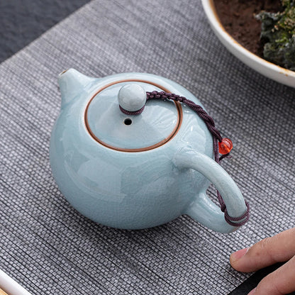 Détail émail craquelé théière céramique bleue