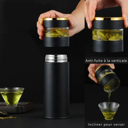 Thermos penché pour verser une boisson chaude