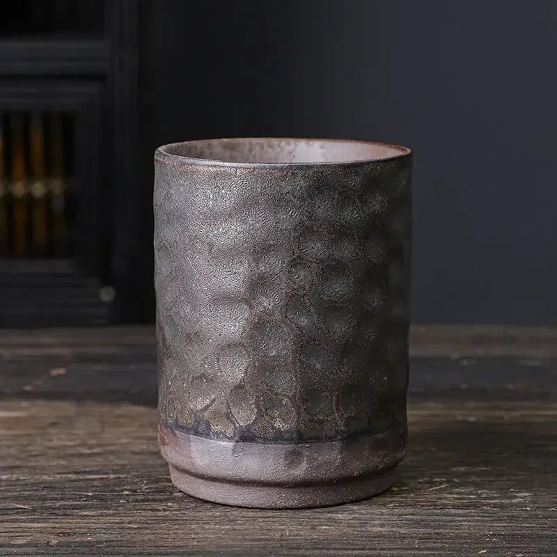 Tasse à thé en grès coloris gris anthracite au motif en creux