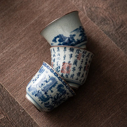 Trois tasses à thé en céramique bleu et blanc empilées sur une table en bois