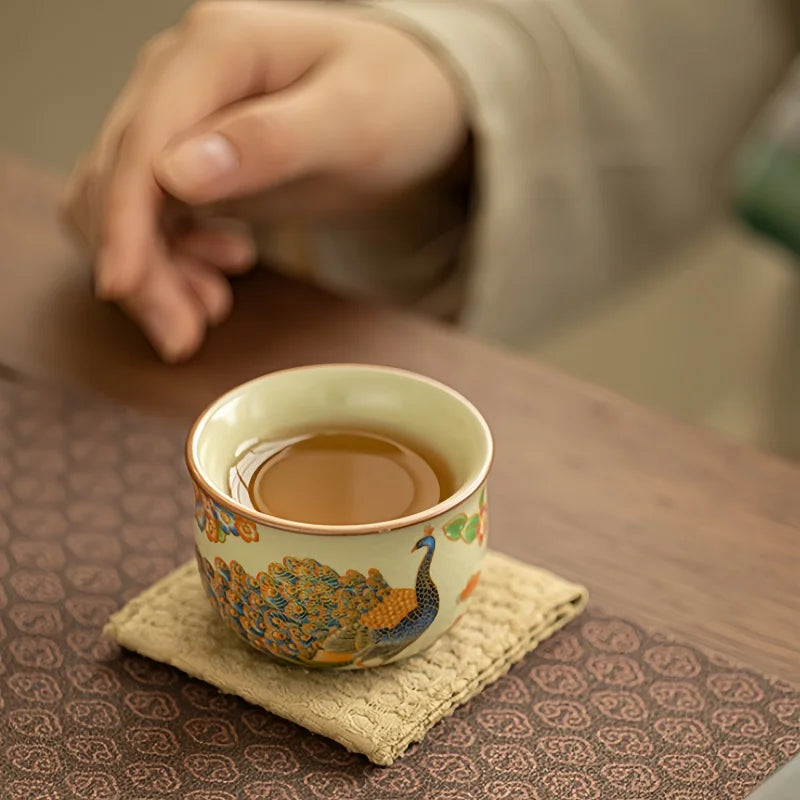 Tasse à thé remplie d'infusion posée sur un dessous de tasse tressé