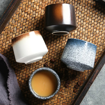 Tasses à thé en céramique vues de dessus sur un plateau tressé, l'une remplie