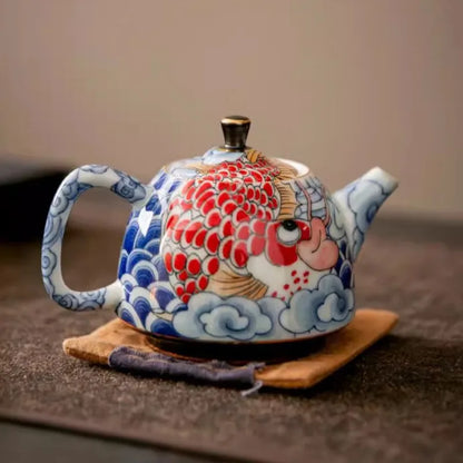 Théière céramique carpe koï rouge et bleu vue de face