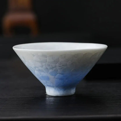 Tasse à thé conique basse à glaçure cristalline bleue et blanche