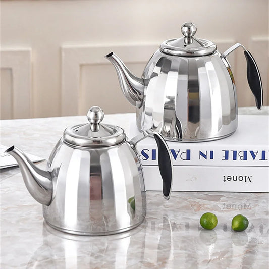 Théière en inox brillant vue de face fond blanc