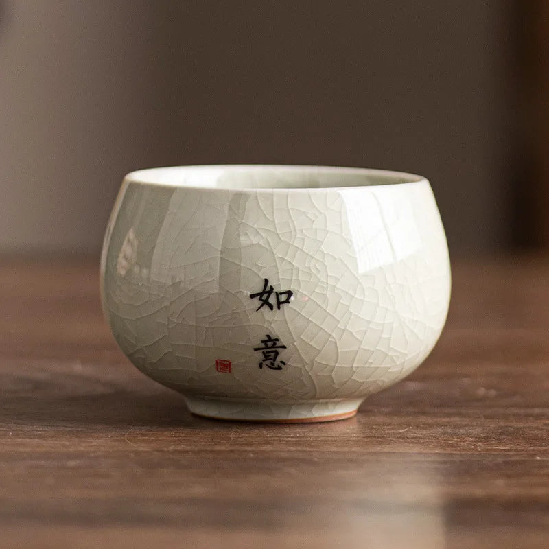 Tasse à thé céladon craquelé portant un vœu calligraphié, décor 4