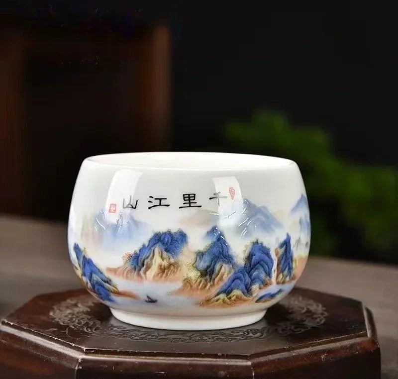 Tasse à thé en porcelaine blanche à décor de montagnes et calligraphie chinoise