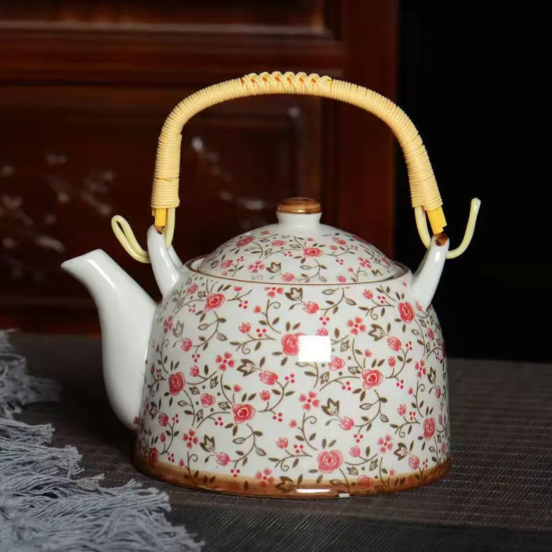 Détail anse bambou tressé théière porcelaine fleurie