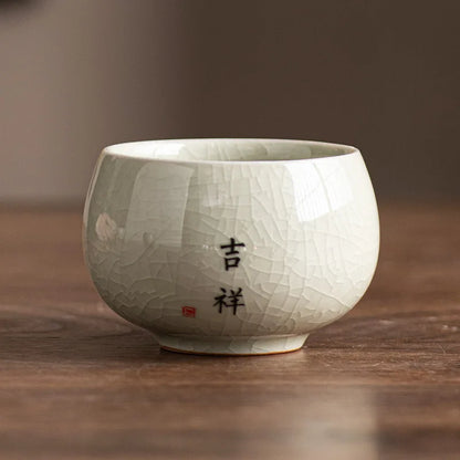 Tasse à thé céladon craquelé portant un vœu calligraphié, décor 5