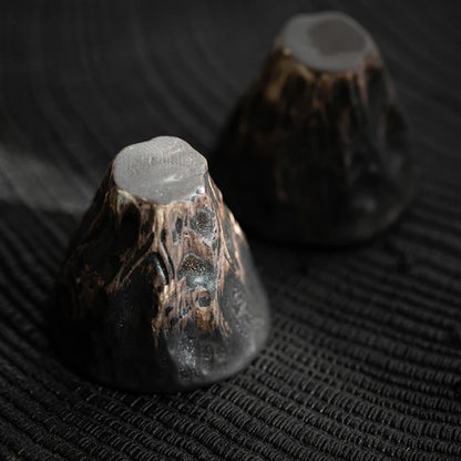Deux tasses à thé wabi-sabi vues de dessus sur une natte sombre