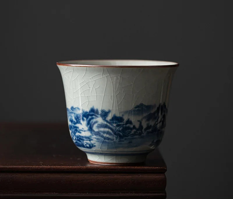 Tasse à thé au décor de paysage bleu sur glaçure craquelée