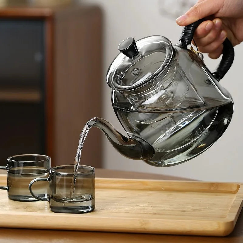 Détail poignée tressée th��ière verre fumé avec bec verseur