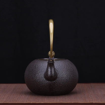 Détail texture martelée théière en fonte japonaise