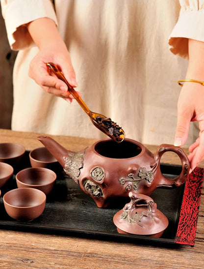 Théière argile Yixing posée sur table pour infusion thé oolong