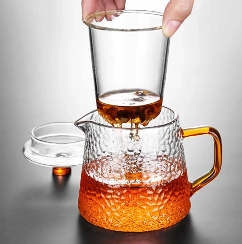 Théière en verre martelé versement thé infusion