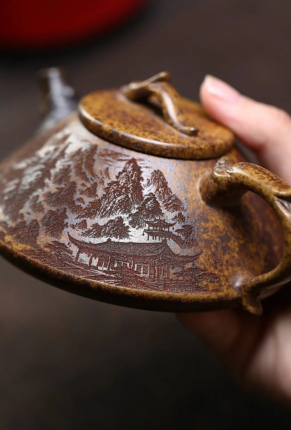 Théière en argile Zisha sur table en bois