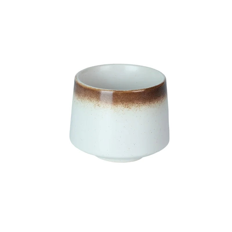 Tasse à thé en céramique blanche à liseré brun, sur fond blanc