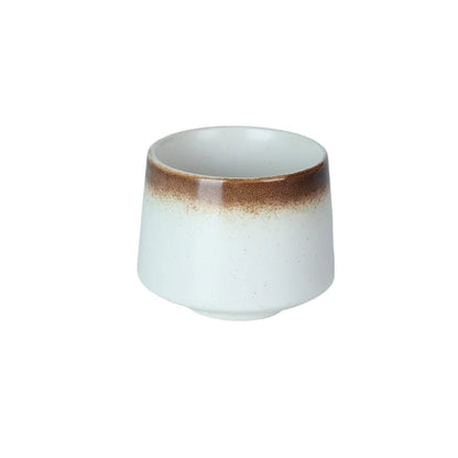 Tasse à thé en céramique blanche à liseré brun, sur fond blanc