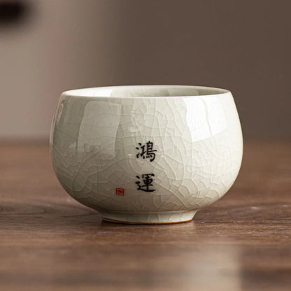 Tasse à thé céladon craquelé portant un vœu calligraphié, décor 1