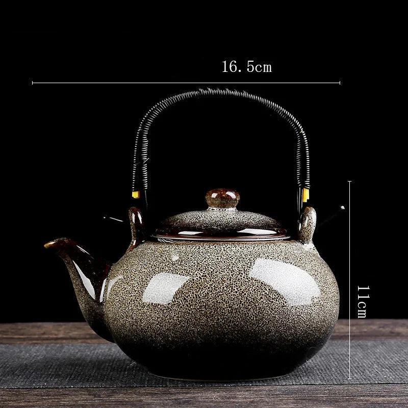 Vue de profil de la théière en céramique émaillée élégante
