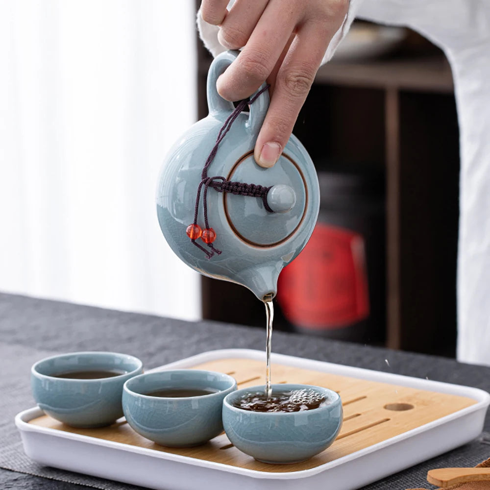 Théière céramique vert jade posée sur table