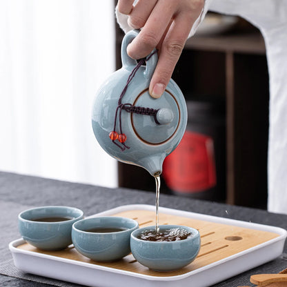 Théière céramique vert jade posée sur table