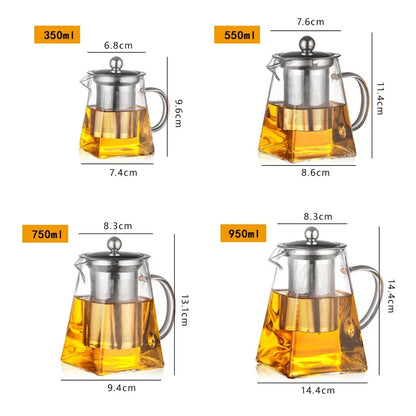 Théière carrée en verre avec infusion de thé en feuilles