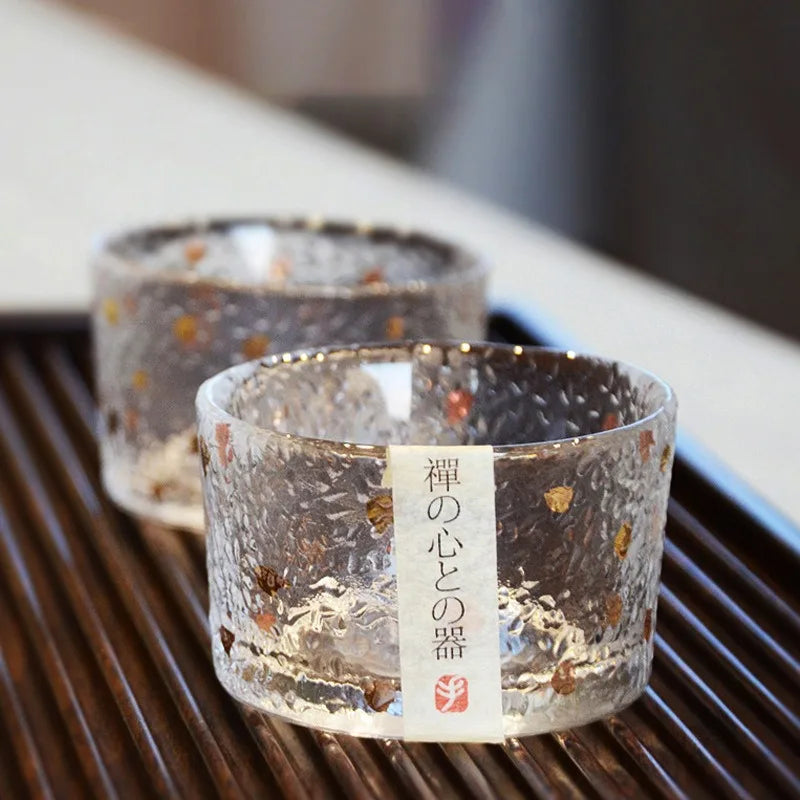 Deux tasses à thé en verre martelé posées sur un plateau en bois