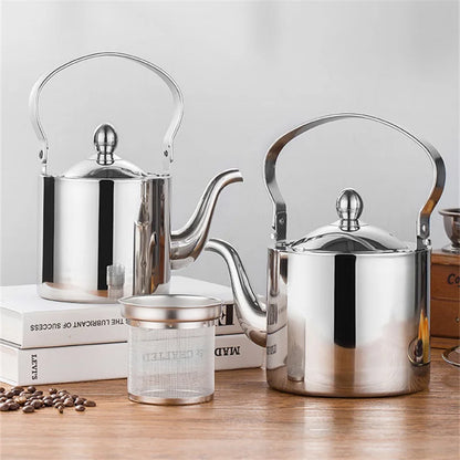 Théière inox brillante posée sur table élégante