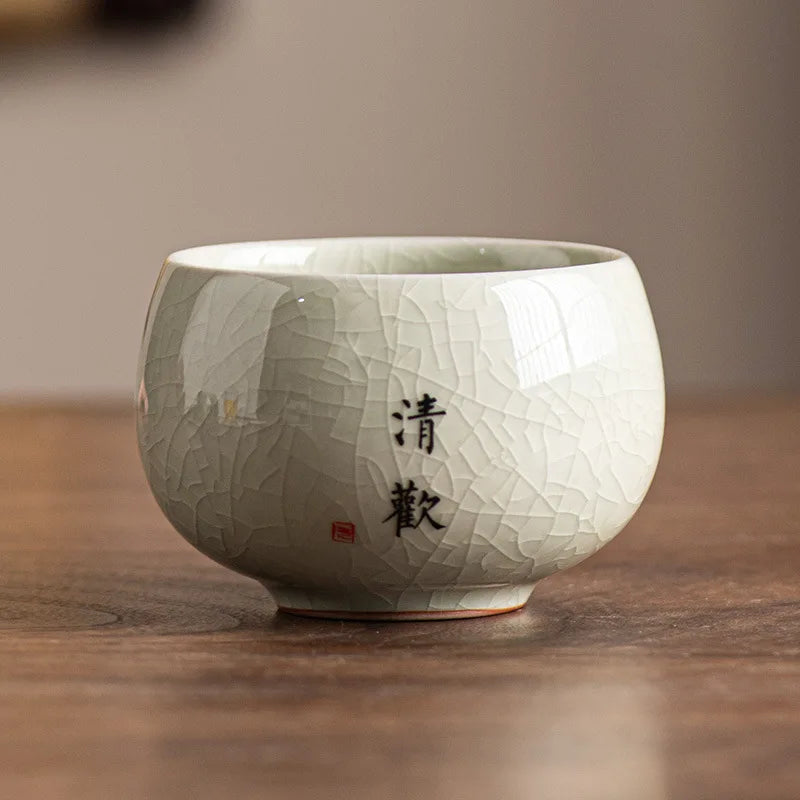 Tasse à thé céladon craquelé portant un vœu calligraphié, décor 6