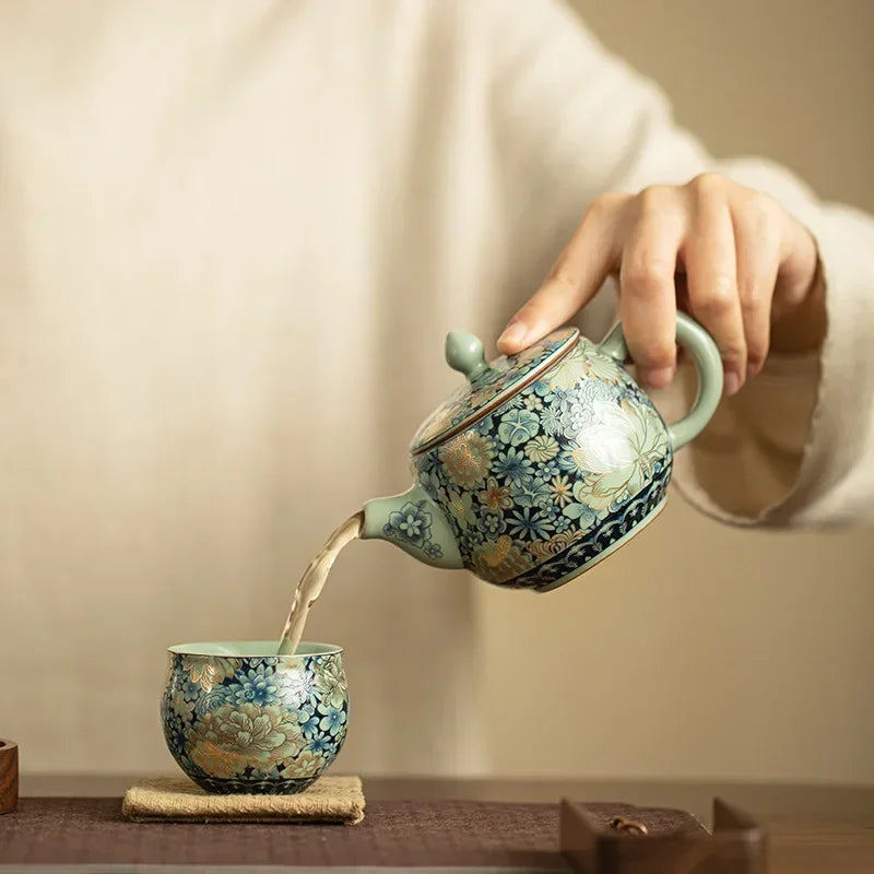 Détail motifs floraux peints à la main théière verte