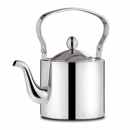 Théière inox versement thé vue de trois quarts