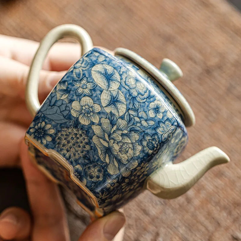Vue de côté théière carrée céramique Hanami fleurs bleues