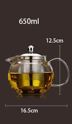 Théière en verre avec tisane florale en infusion