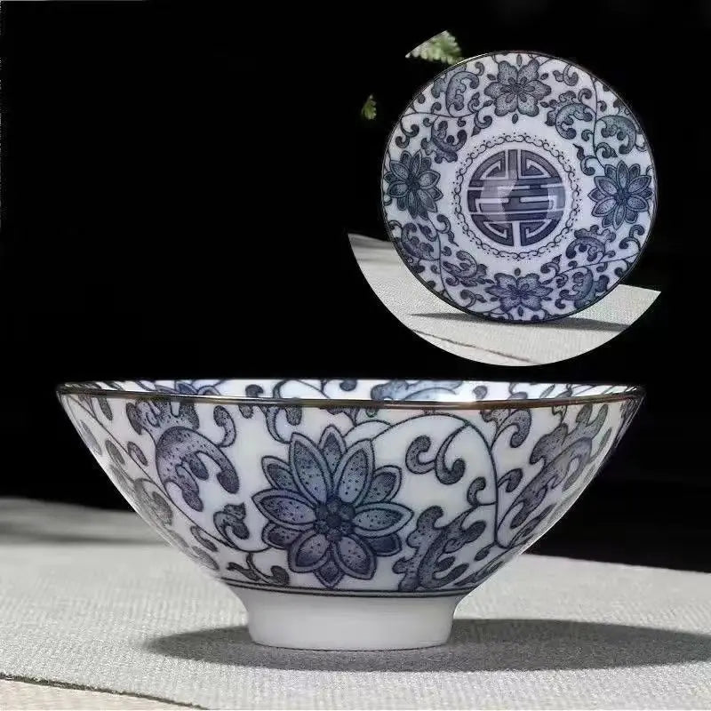 Motif floral en médaillon sur la tasse à thé en porcelaine bleu et blanc