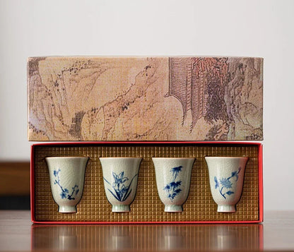Coffret ouvert présentant les quatre tasses à thé aux motifs de plantes