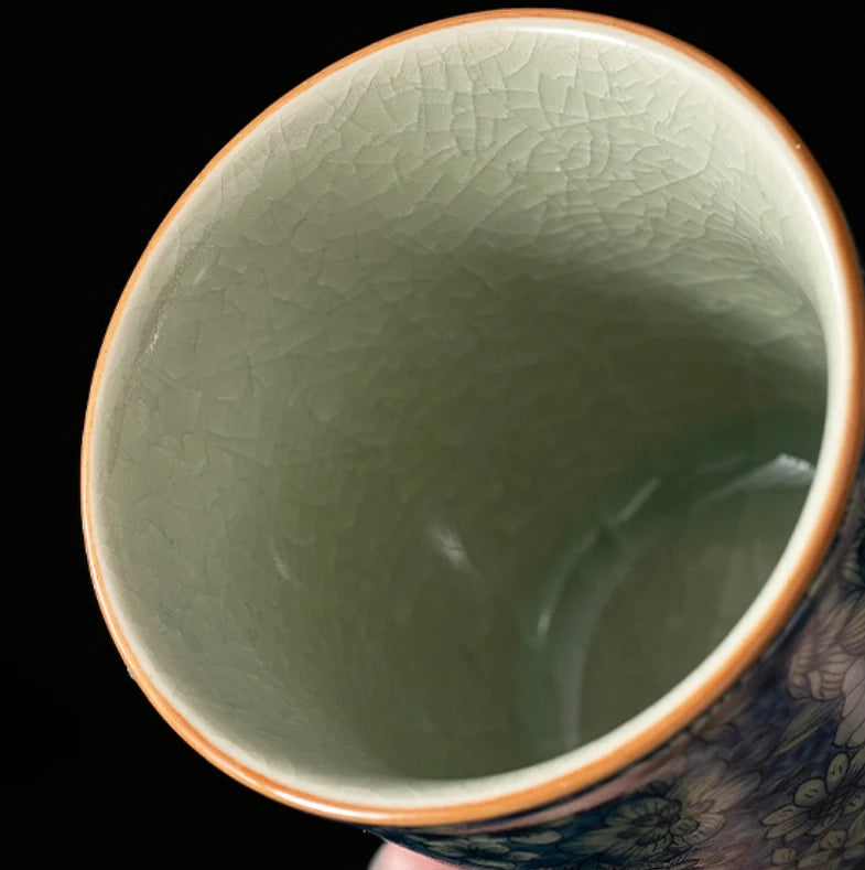 Gros plan de l'intérieur céladon craquelé de la tasse à thé