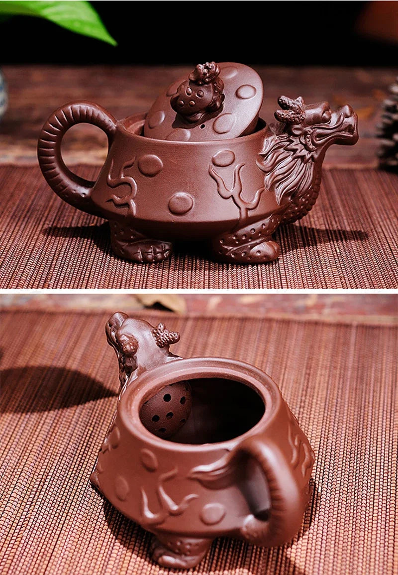 Gravure dragon artisanale sur théière argile violette
