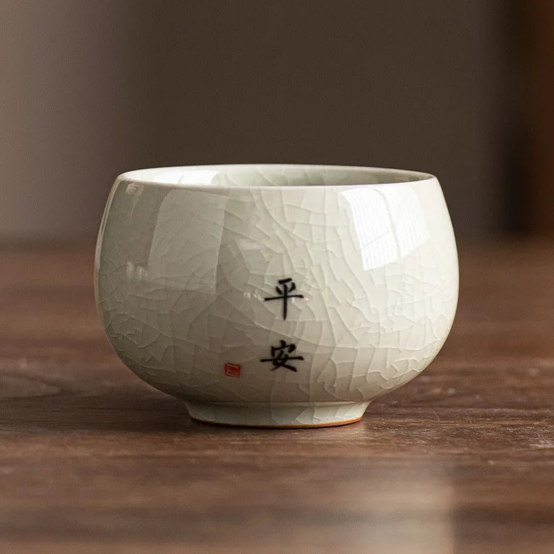 Tasse à thé céladon craquelé portant un vœu calligraphié, décor 2