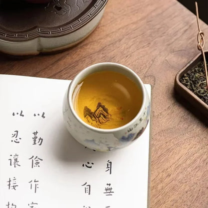 Tasse à thé remplie posée sur une feuille de calligraphie chinoise