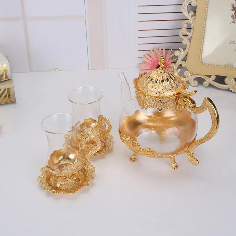 Détail socle doré alliage zinc théière en verre